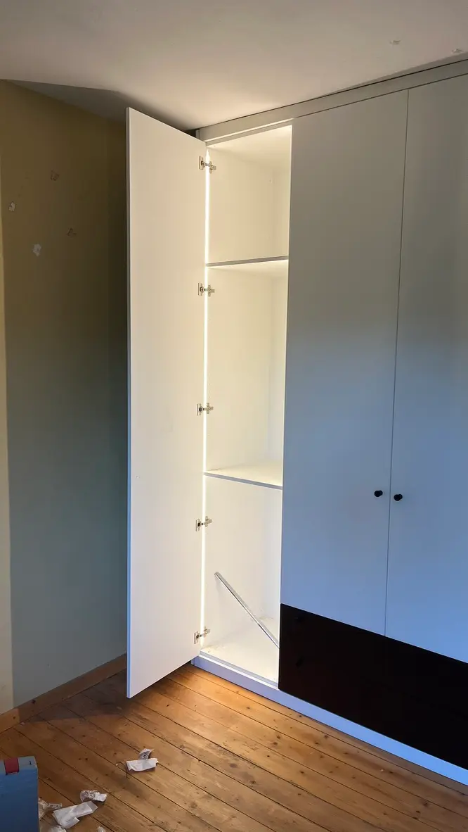 Kleiderschrank mit Lichtakzent - Ansicht 2