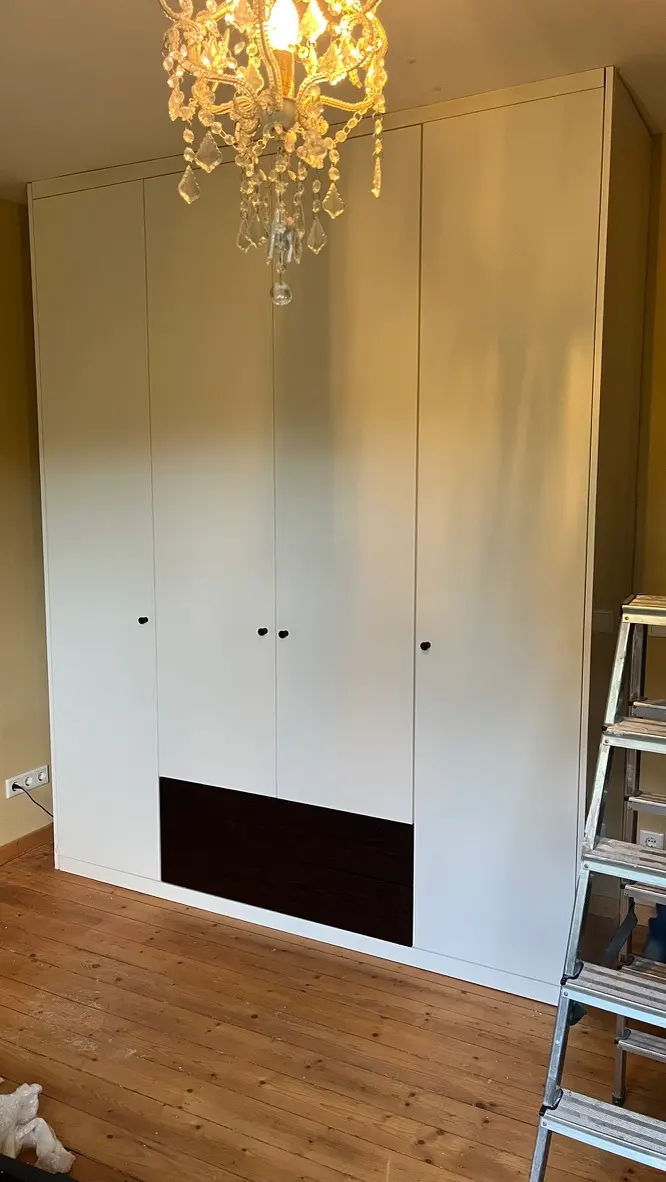 Kleiderschrank mit Lichtakzent - Ansicht 5