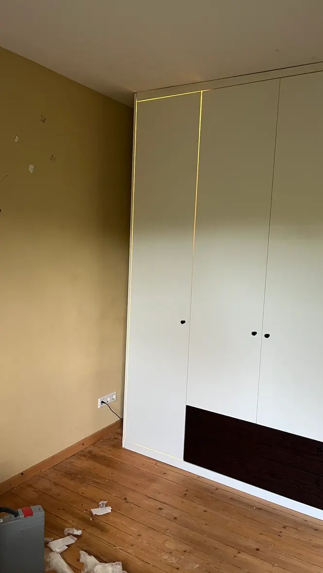 Kleiderschrank mit Lichtakzent - Ansicht 6
