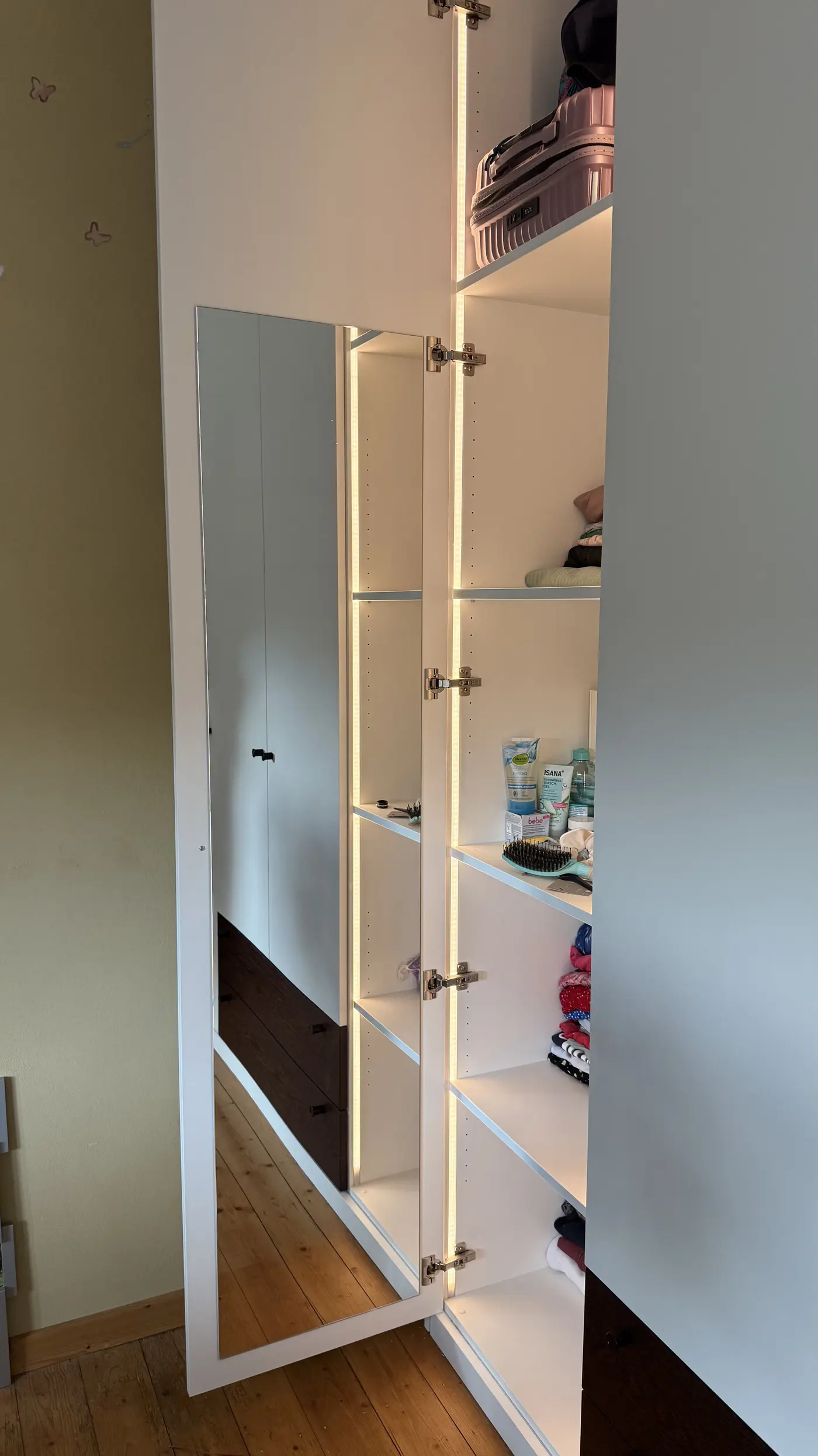 Kleiderschrank mit Lichtakzent - Ansicht 11